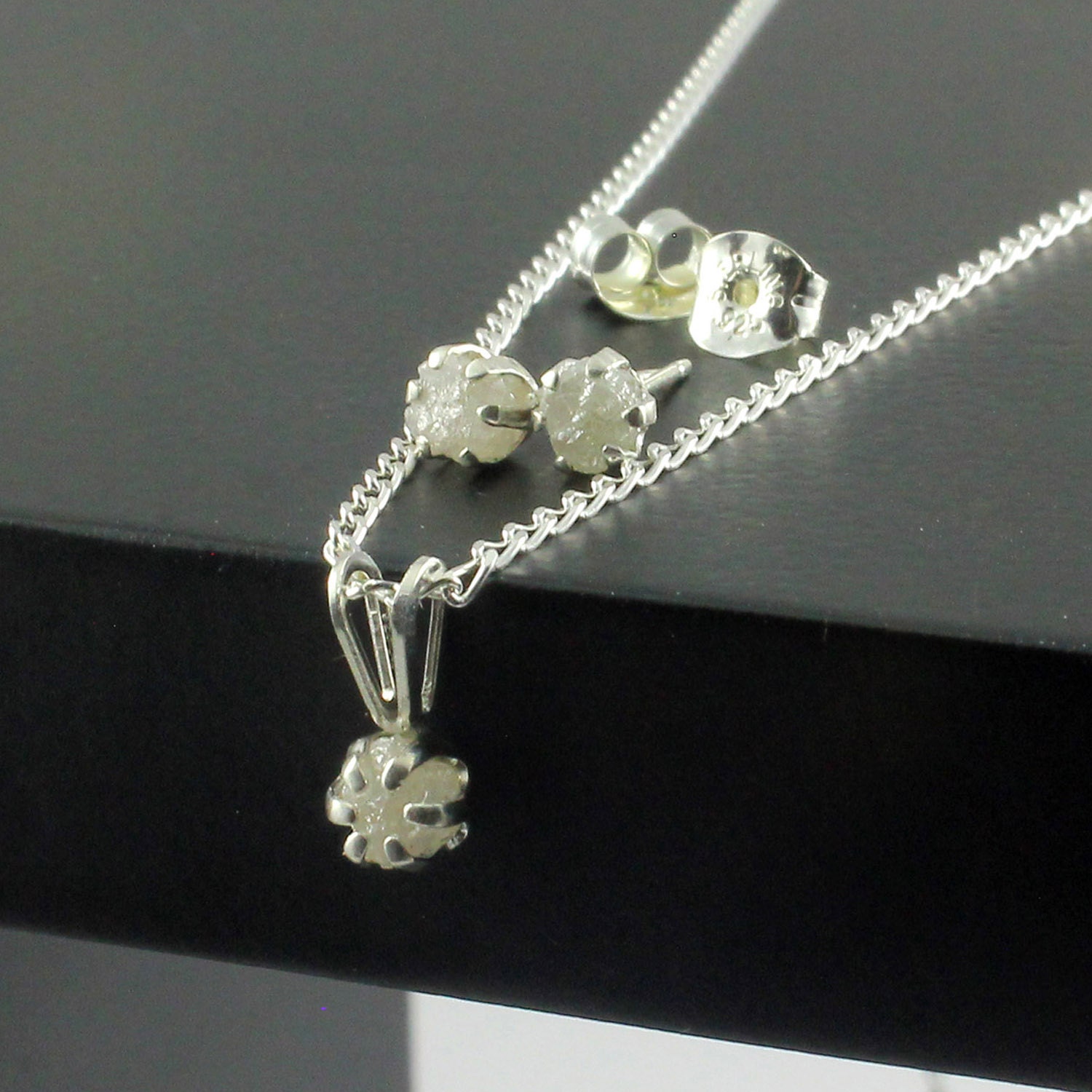 Set Von Diamant Halskette Und Ohrringe - Weiß Rohdiamant Mit Stecker Auf Sterling Silber Diamanten Anhänger Ohrstecker von LiansElegance