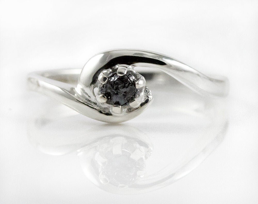Solitär Ring Sterling Silber - Schwarzer Rohdiamant Verlobungsring, Wirbel Design Ungeschliffener Diamant Versprechensring April Geburtsstein von LiansElegance
