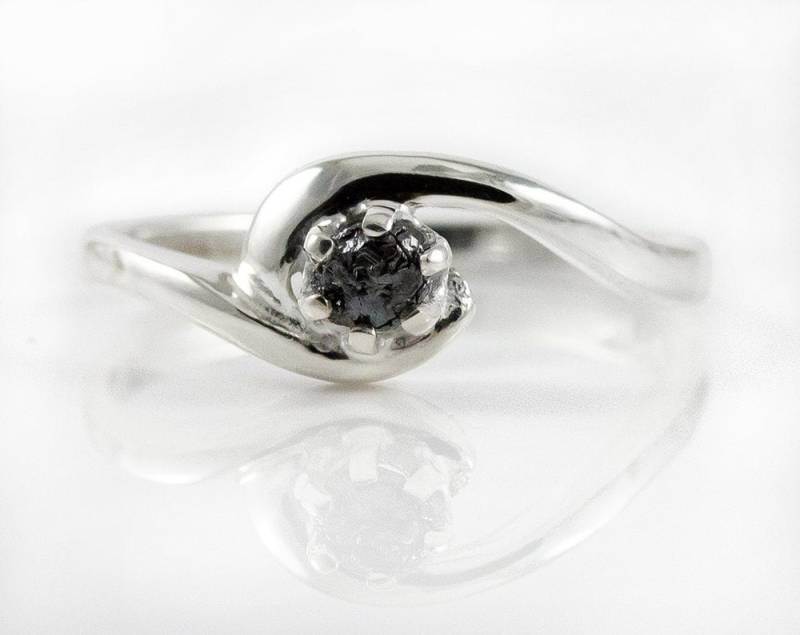 Solitär Ring Sterling Silber - Schwarzer Rohdiamant Verlobungsring, Wirbel Design Ungeschliffener Diamant Versprechensring April Geburtsstein von LiansElegance