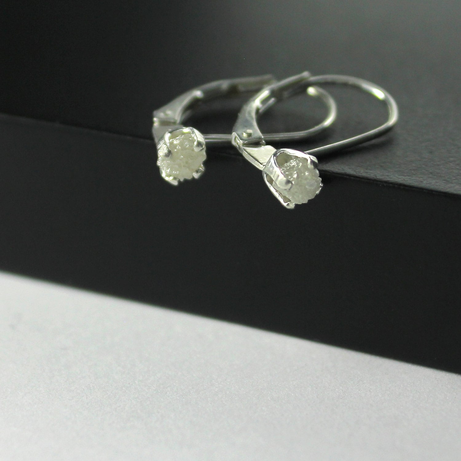 Weiße Rohdiamant Ohrringe - Sterling Silber Rohdiamanten Lever Back Naturweiße Diamanten April Birthstone von LiansElegance