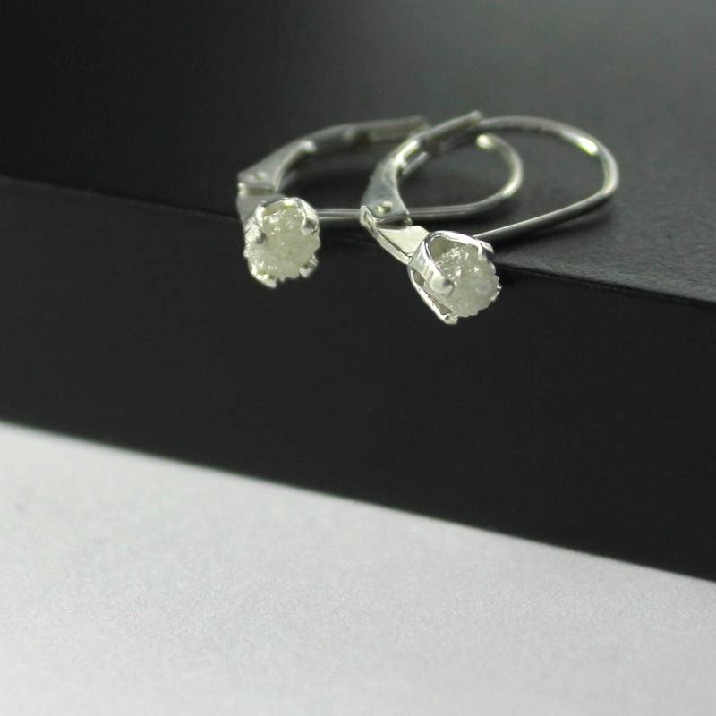 Weiße Rohdiamant Ohrringe - Sterling Silber Rohdiamanten Lever Back Naturweiße Diamanten April Birthstone von LiansElegance