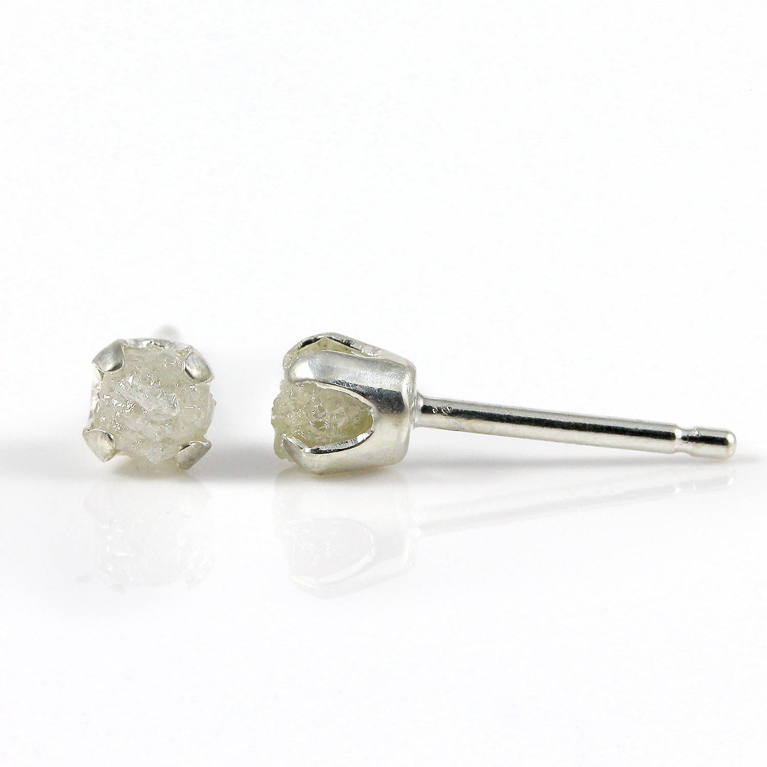 Weiße Rohdiamant Ohrstecker - 4 Mm Ohrstecker, Vier Zacken Rohe Ungeschliffene Unbehandelte Diamanten Auf Silber Steckern Natürliche Konfliktfreie von LiansElegance