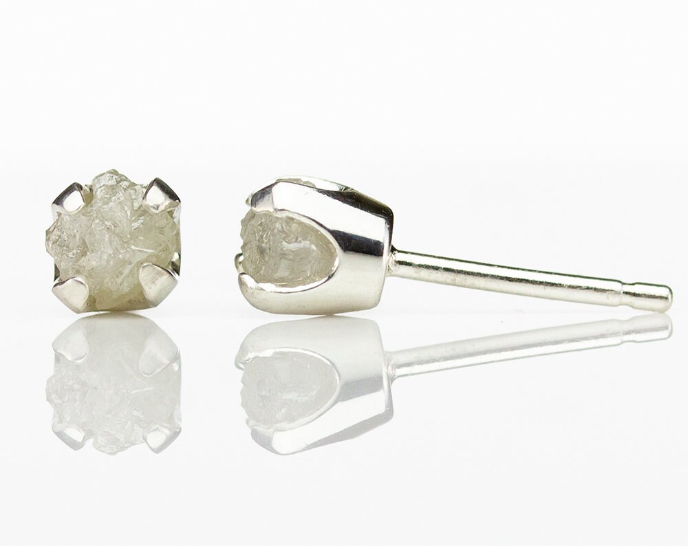 Weiße Rohdiamant Ohrstecker - 5mm Ohrstecker, Vier Zacken Rohe, Ungeschliffene, Unbehandelte Diamanten Auf Silberstiften Natürlich, Konfliktfrei von LiansElegance