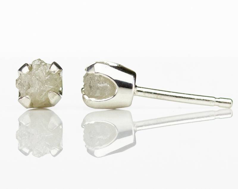 Weiße Rohdiamant Ohrstecker - 5mm Ohrstecker, Vier Zacken Rohe, Ungeschliffene, Unbehandelte Diamanten Auf Silberstiften Natürlich, Konfliktfrei von LiansElegance