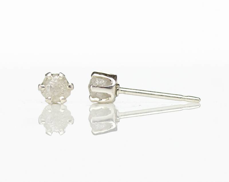 Weiße Rohdiamant Ohrstecker in Sterling Silber, 3 Mm - Winzige Rohe Schneewittchen Diamanten Konfliktfrei Brautjungfern April Geburtsstein von LiansElegance
