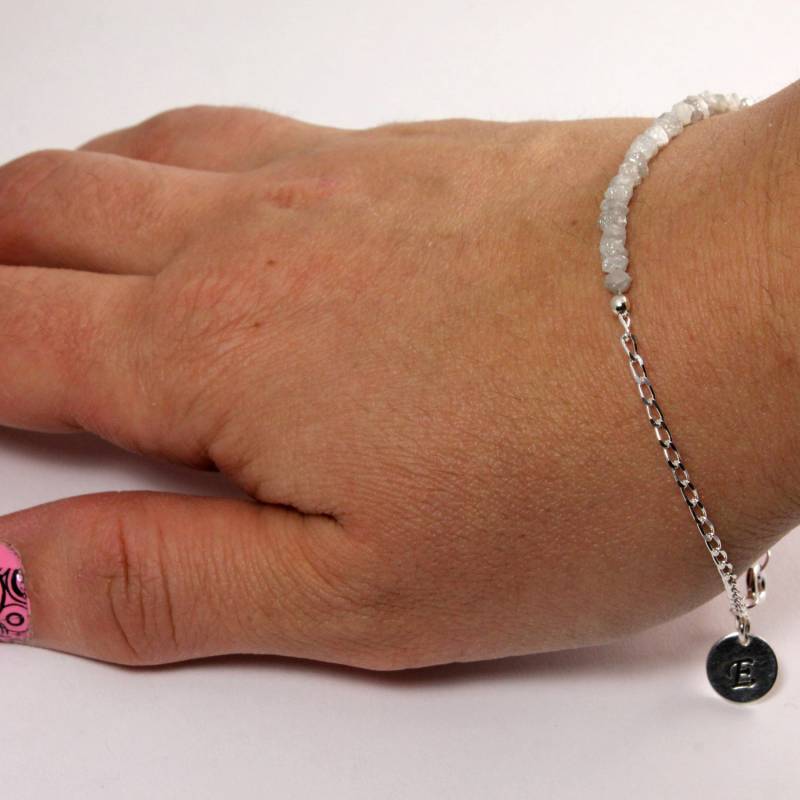 Weißes Rohdiamant Armband Sterling Silber - 2 Zoll Lange Diamanten Anfangsscheibe, Personalisiertes Tag Anfangsarmband, Monogramm von LiansElegance