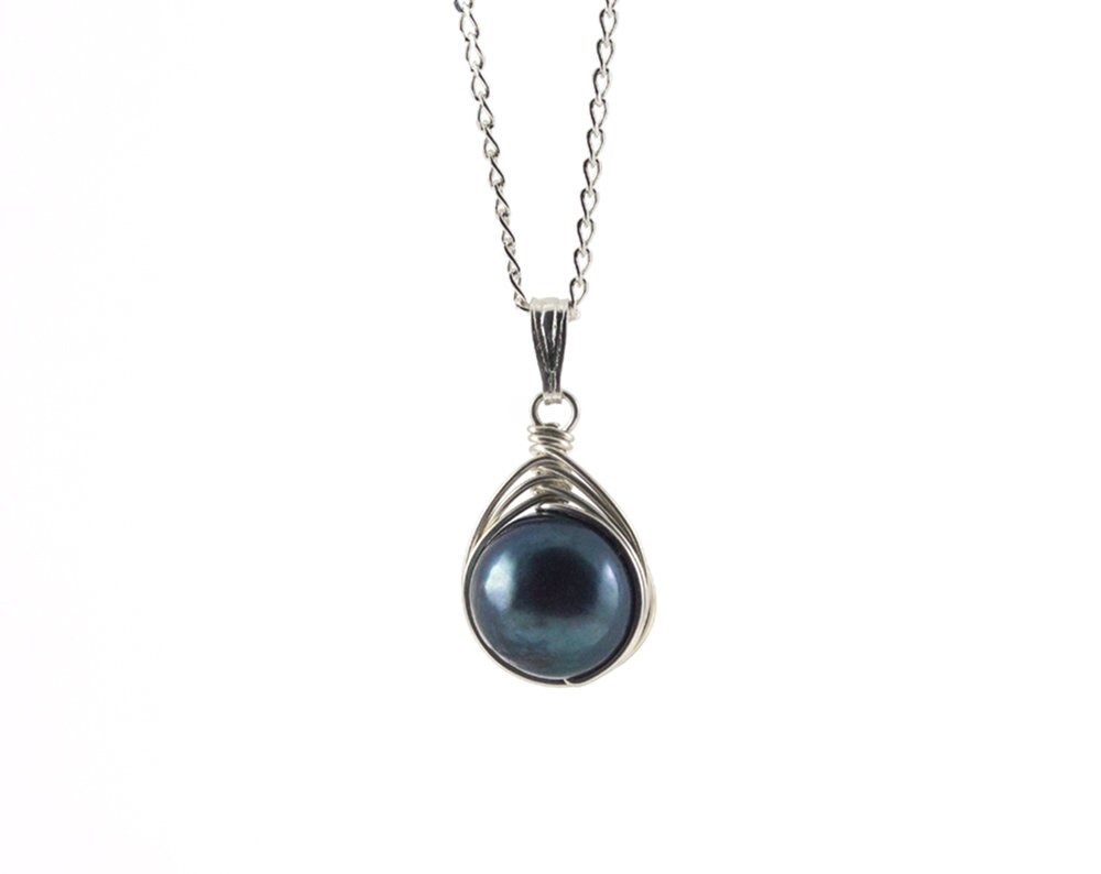 sterling Silber Halskette Mit Wire Wrapping Perle Anhänger - Blau Schwarze Fischgrät Süßwasser Juni Geburtsstein von LiansElegance