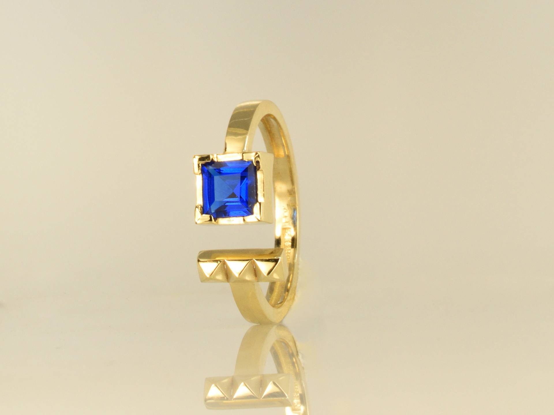 Pyramidenring, Punk Rock Ring, Prinzessinschliff Zirkon Ring, Blauer Stein, Grüner Stein, Liappis Schmuck, Jubiläumsring, Spike Ring von LiappisJewelry