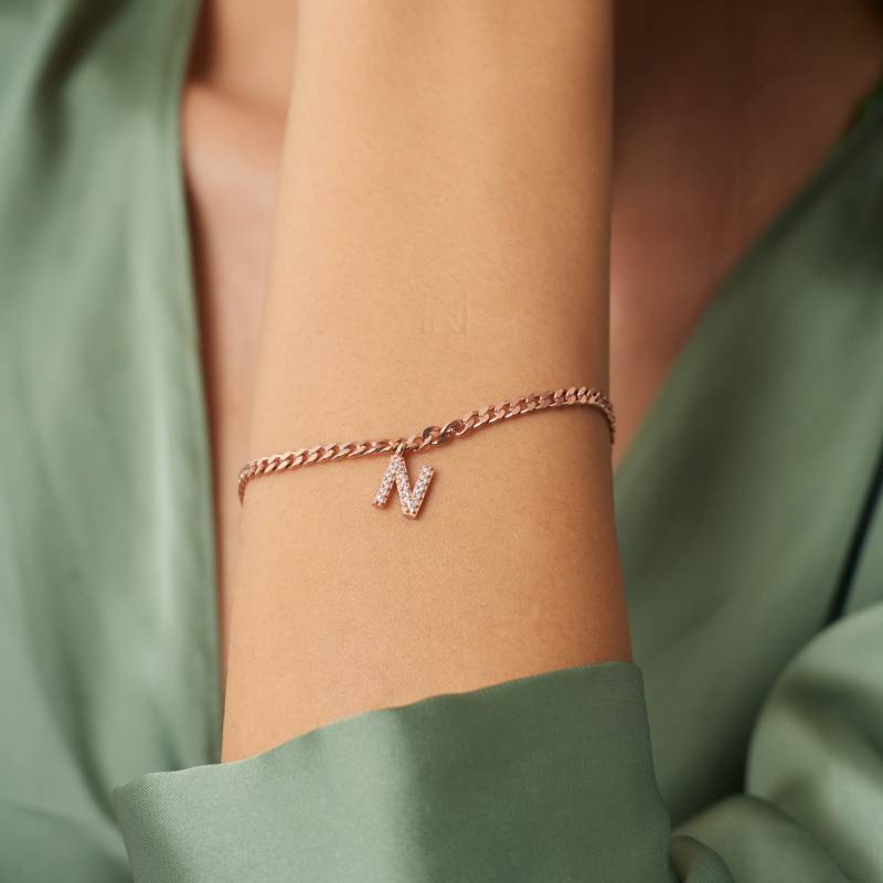 Zierliches Initial Armband Gold Buchstabe Charm, Gourmet Kette von LiasDaintyDesign