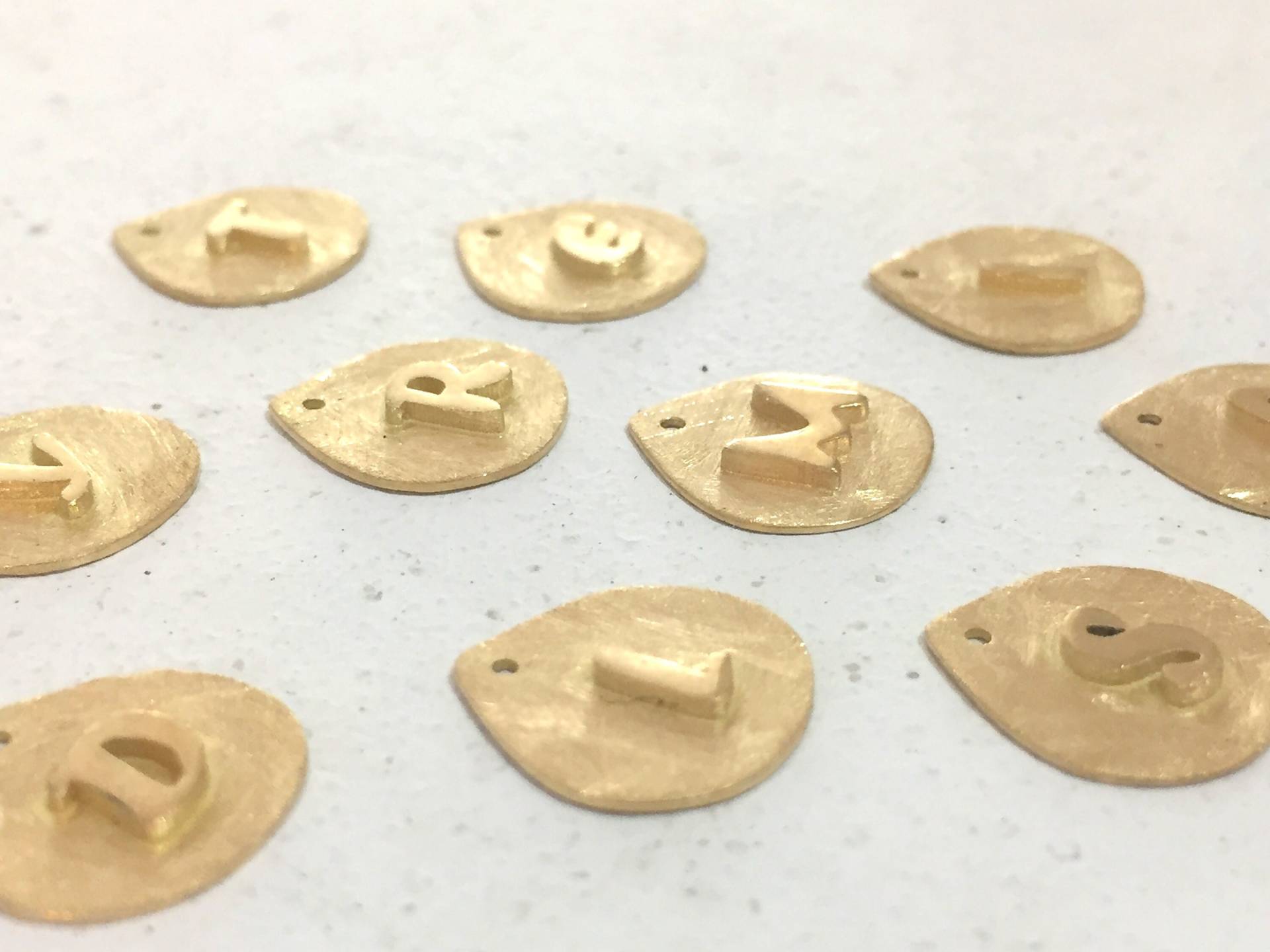 18K Massivgold Buchstabe Halskette Personalisierter Anfangsmedaillon Anhänger von LiatGiladDesign