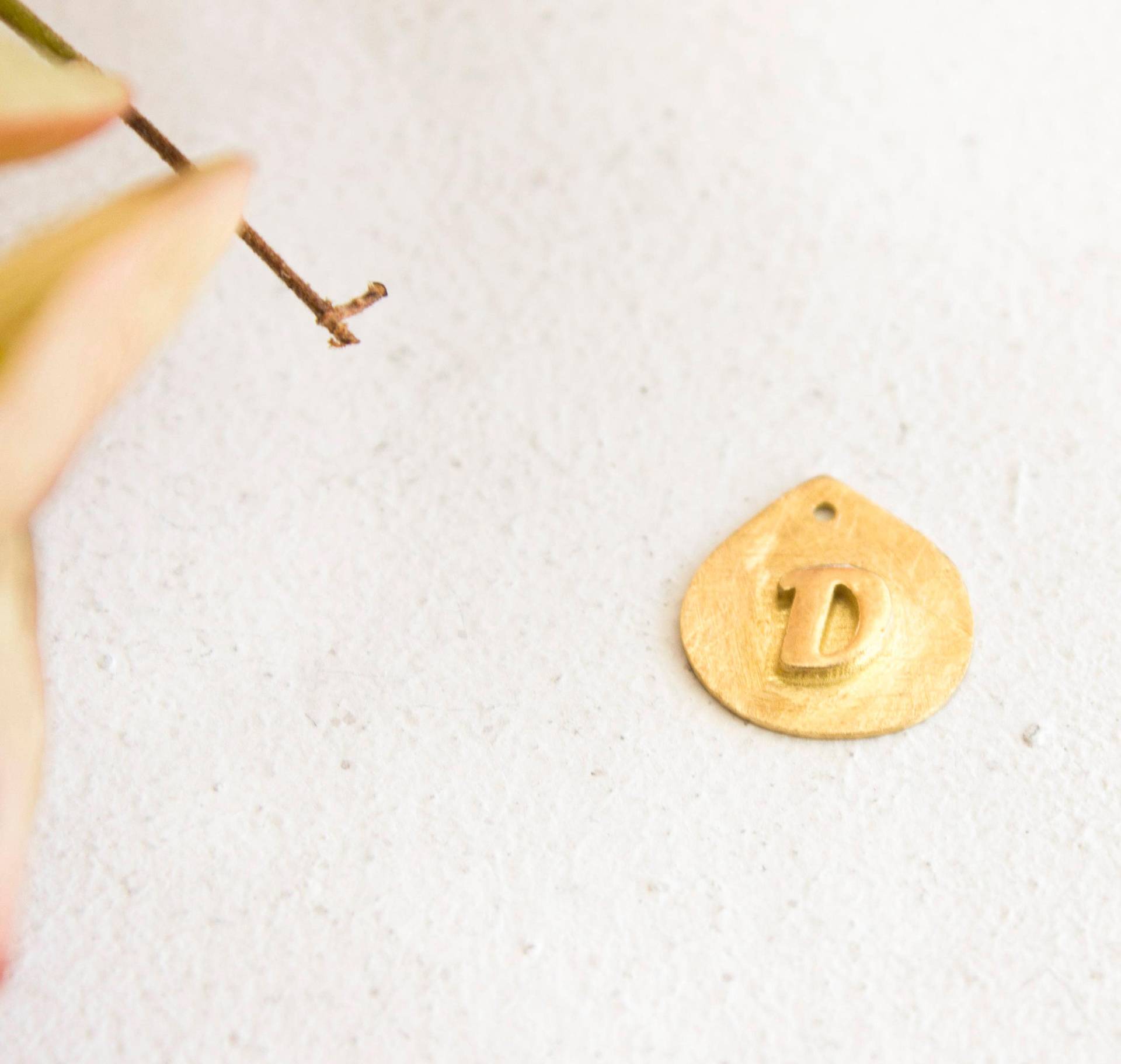 18K Solid Gold Initial Anhänger Personalisierter Goldscheibenanhänger von LiatGiladDesign