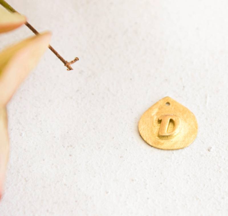 18K Solid Gold Initial Anhänger Personalisierter Goldscheibenanhänger von LiatGiladDesign