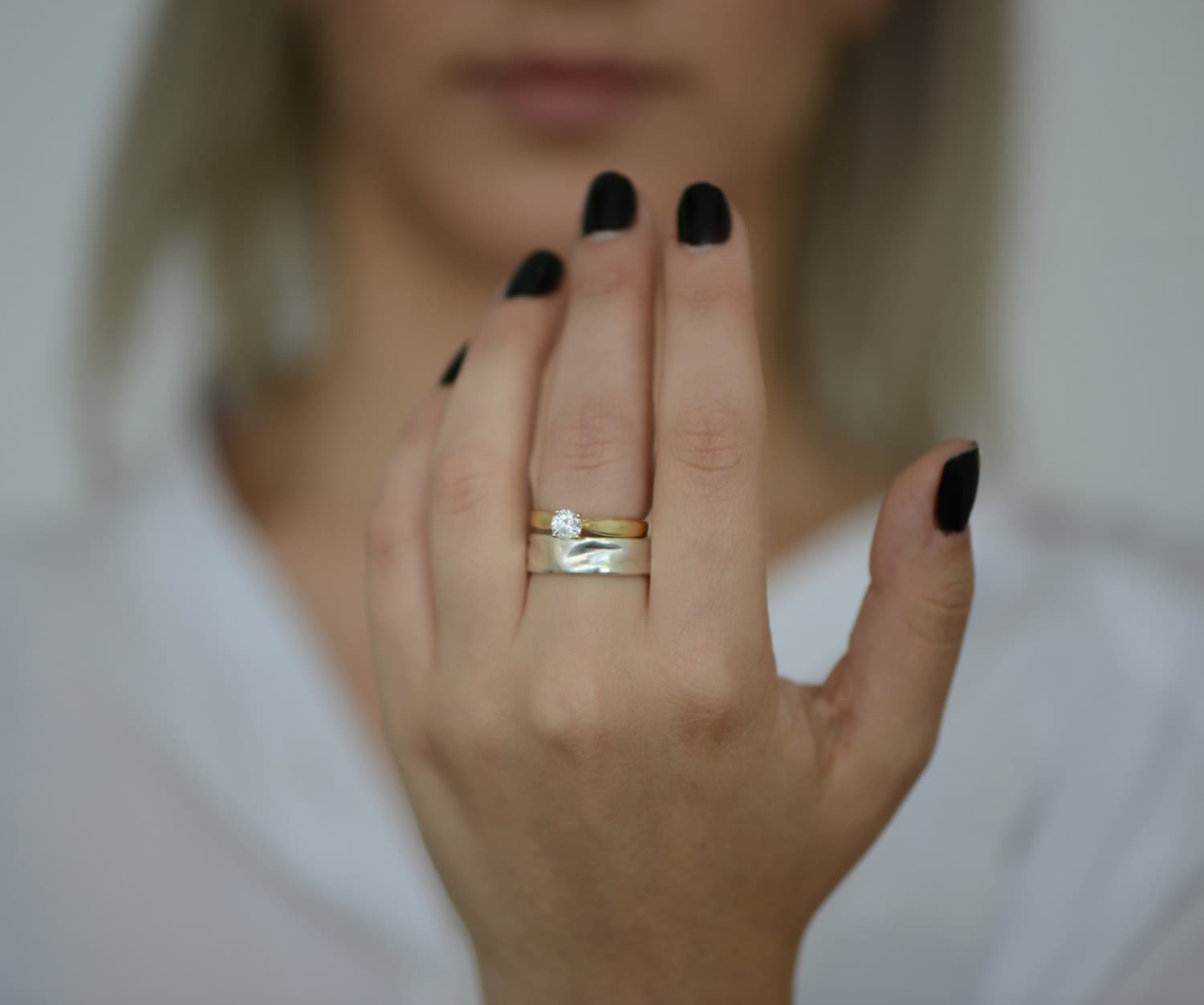 Gold Struktured Ehering , Männer 14K Weißgold Einzigartige Breite Seine & Ihre Eheringe von LiatWaldmanJewelry
