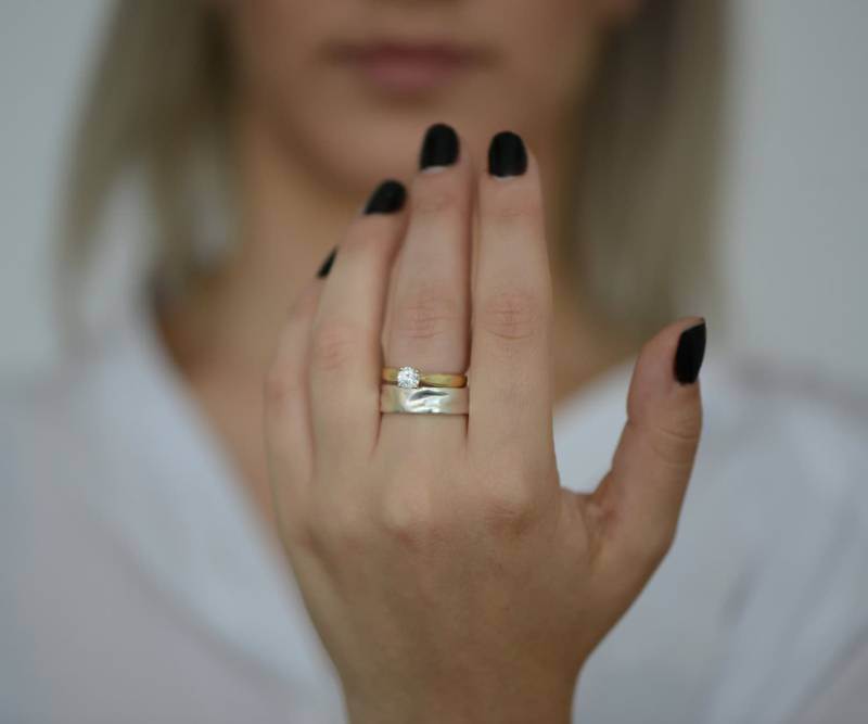 Gold Struktured Ehering , Männer 14K Weißgold Einzigartige Breite Seine & Ihre Eheringe von LiatWaldmanJewelry