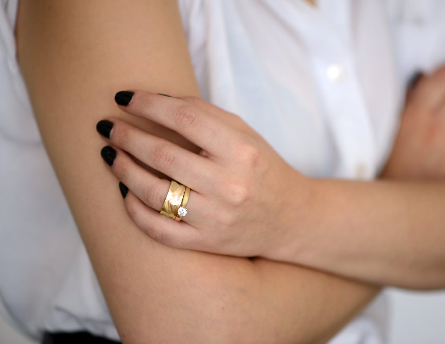 Gold Texturierte Ehering , Einzigartige Frauen 14K Breite His & Hers Eheringe von LiatWaldmanJewelry