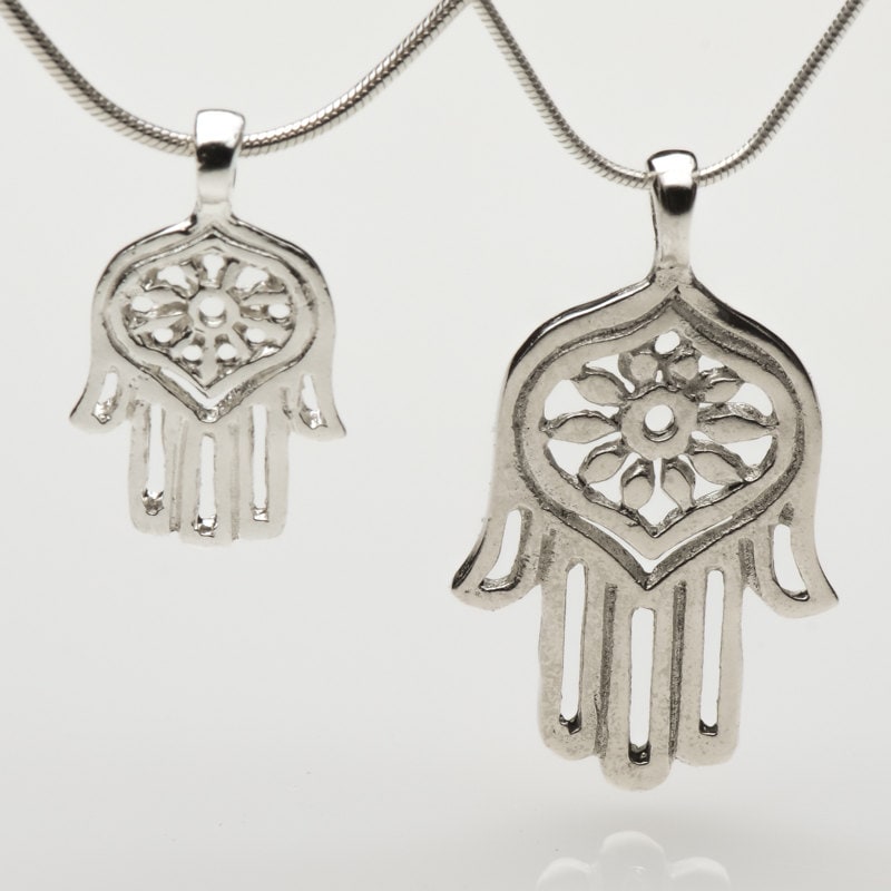 Große Hamsa Halskette, Sterling Silber Anhänger Böse Auge Kleine Charme, Hand Der Fatima, Schutz Halskette von LiatWaldmanJewelry