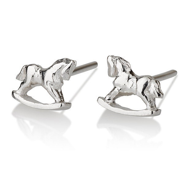 Schaukelpferd, Schaukelpferd Ohrringe, Ohrstecker Silber Karussell Moderne Niedliche Kleine Handgemachte von LiatWaldmanJewelry