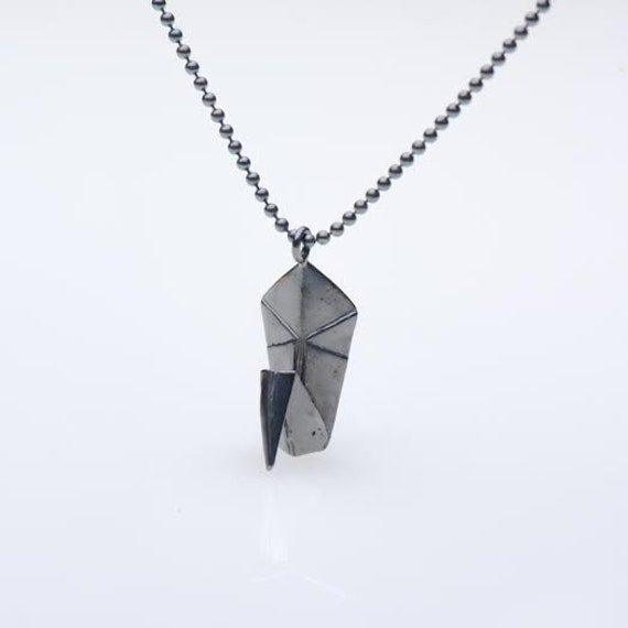 Schwarzer Schwan Halskette, Oxidiertes Silber Origami Papier Anhänger, Schmuck, Handgemachter Schmuck von LiatWaldmanJewelry