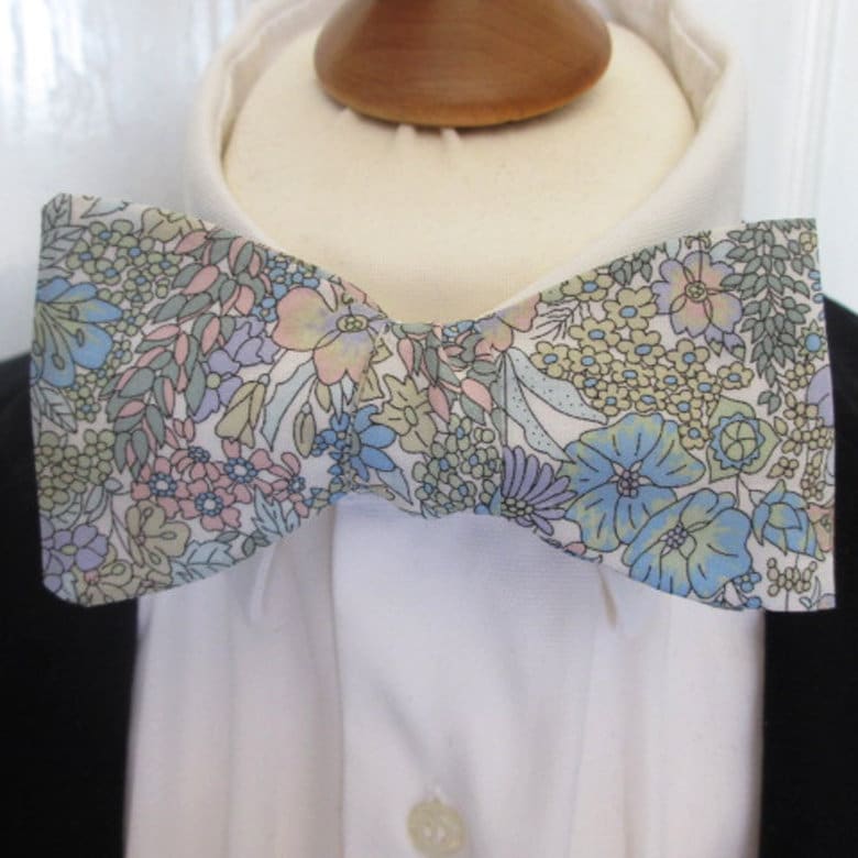 Herrenfliege in Hübschem Pastelligem Blumendesign - Hochzeitsfliege Beschlag Nach Wahl Hochzeitsgeschenk Herrenmode von Liberty59