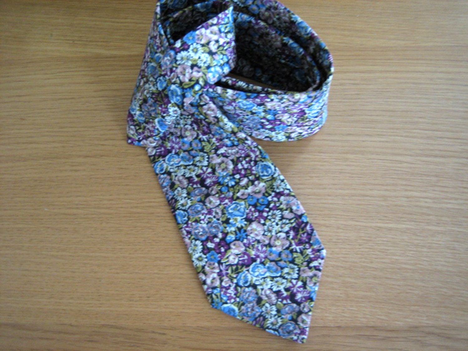 Liberty Of London Herren Krawatte Made in Chive ~ Print Grün , Lila , Blau - Florale/Corbata von Liberty59