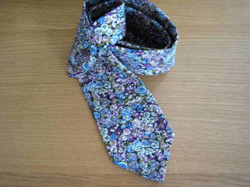 Liberty Of London Herren Krawatte Made in Chive ~ Print Grün , Lila , Blau - Florale/Corbata von Liberty59