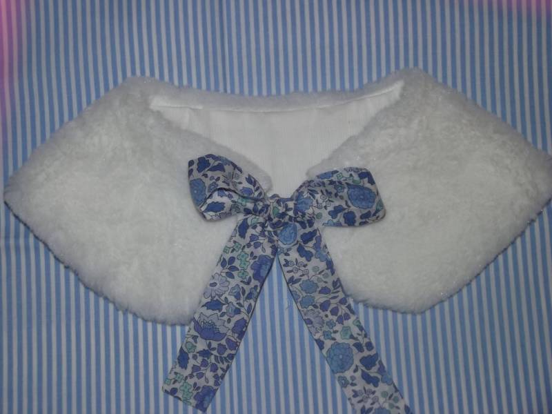 Abnehmbarer Fellhals Aus Weißem Fell Und Liberty D'anjo Blau 2/4/6/8 Jahre Abnehmbarer Fellhals Aus Weißem Fell Und Liberty D'anjo Blau 2/4/6/8 Jahre von LibertyCompagnie