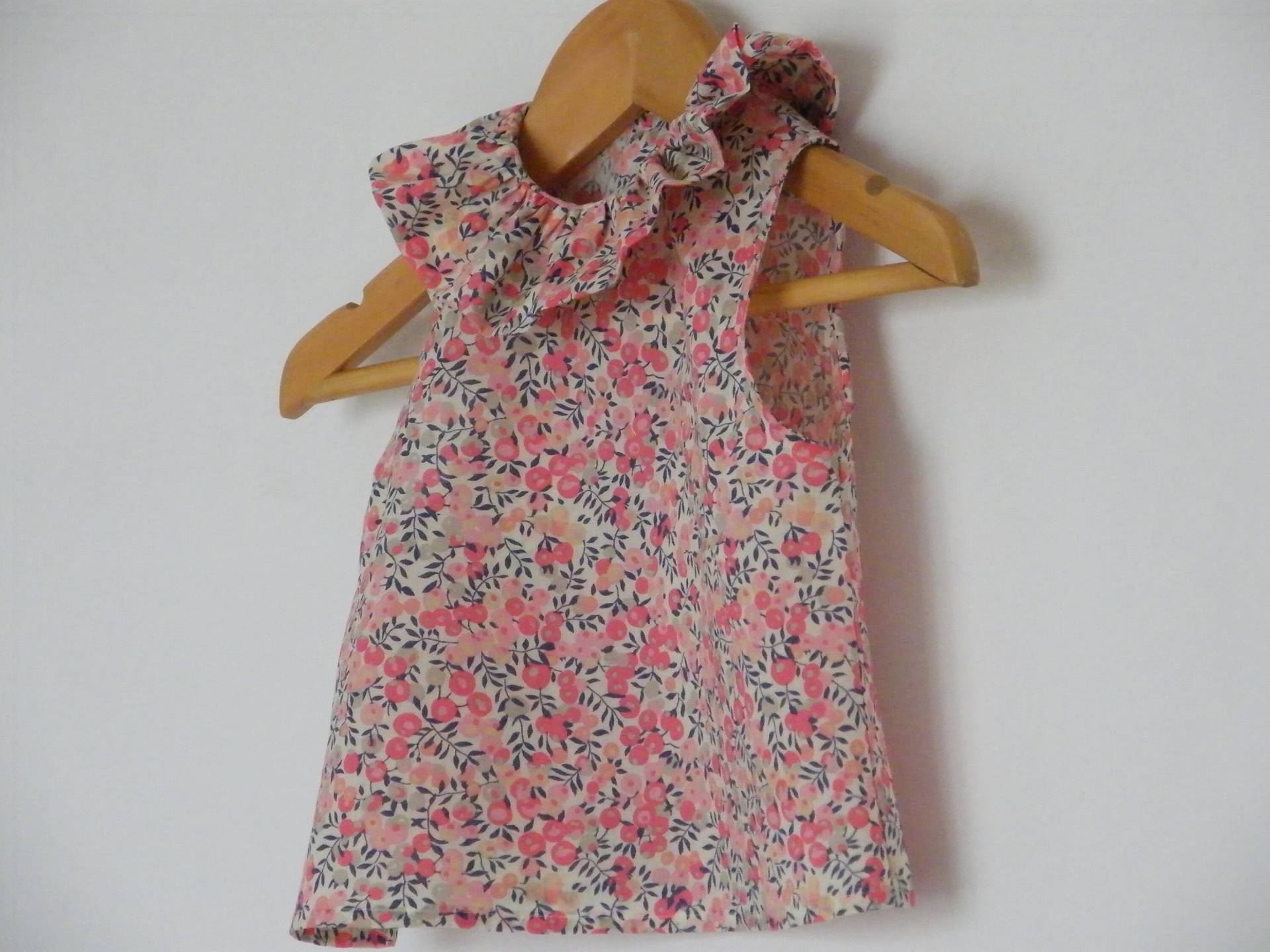 Bluse Liberty Wiltshire Süßerbsen, Flieder | Wahl Geburt 1/3/6/9/12/18 Monate Ärmellos Bluse Liberty Wiltshire Süßerbsen, Flieder | Wahl Geburt 1/3/6/9/12/18 Monate Ärmellos von LibertyCompagnie