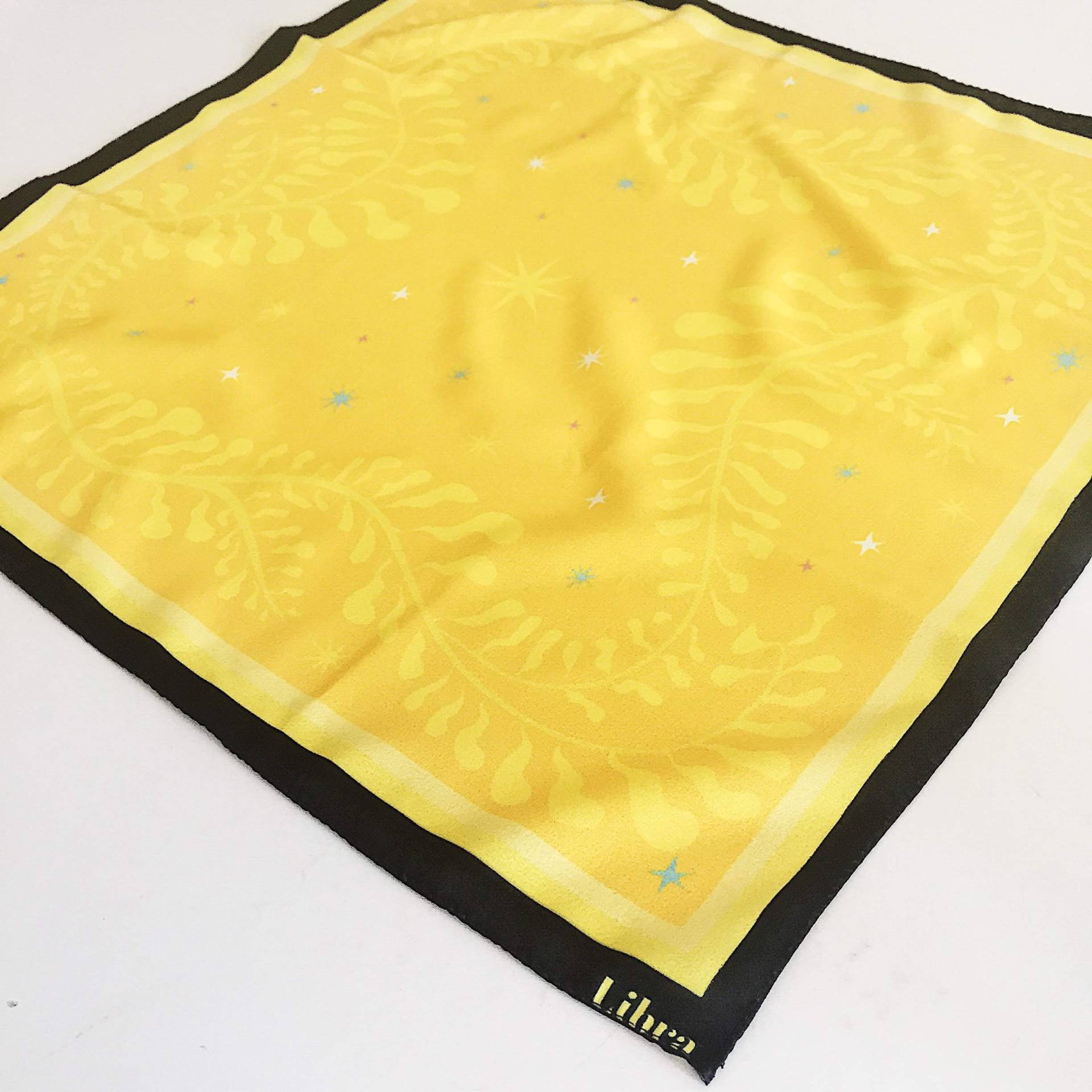 Efeu Gelber Schal Handgemachtes Bandana Mit Seidigem Touch Efeu Gelber Schal Handgemachtes Bandana Mit Seidigem Touch von LibraAr