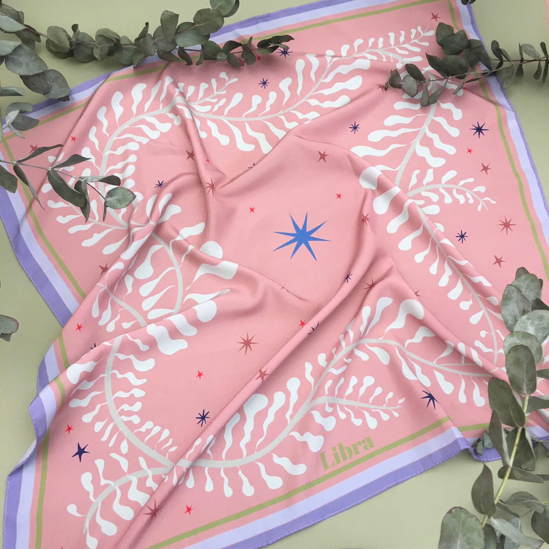 Efeu Print Schal Seidiges Bandana in Lachs, Flieder & Sand Efeu Print Schal Seidiges Bandana in Lachs, Flieder & Sand von LibraAr