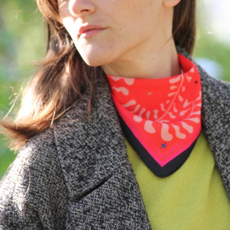 Efeu Schal Rot & Sand Illustrierter Druck, Handgemacht von LibraAr