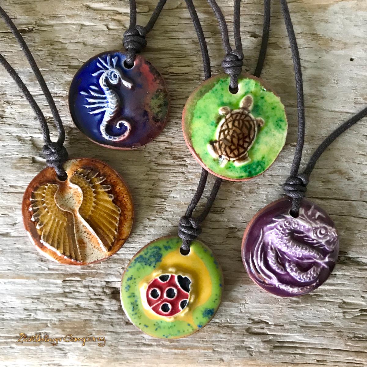 Kinderketten Glücksbringer Keramikschmuck Anhänger - Halskette Aus Ton Vegan Natürlich Handgefertigt Neclays Kinderketten Glücksbringer Keramikschmuck Anhänger - Halskette Aus Ton Vegan Natürlich Handgefertigt Neclays von LichtbringerCompany