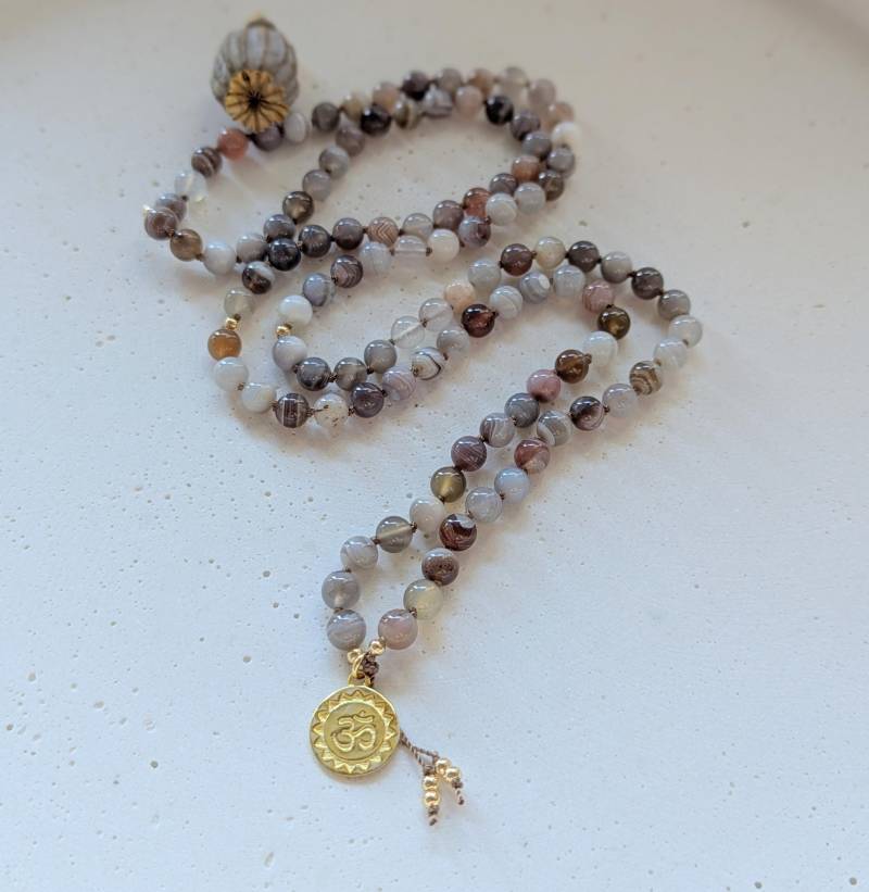 Mala Botswana Achat Meditation Kette Mit Anhänger Gold, Edelsteinkette Aus Natürlichen Edelsteinen, Affirmation Heilstein Geschenkidee von LichtmomentbyAna