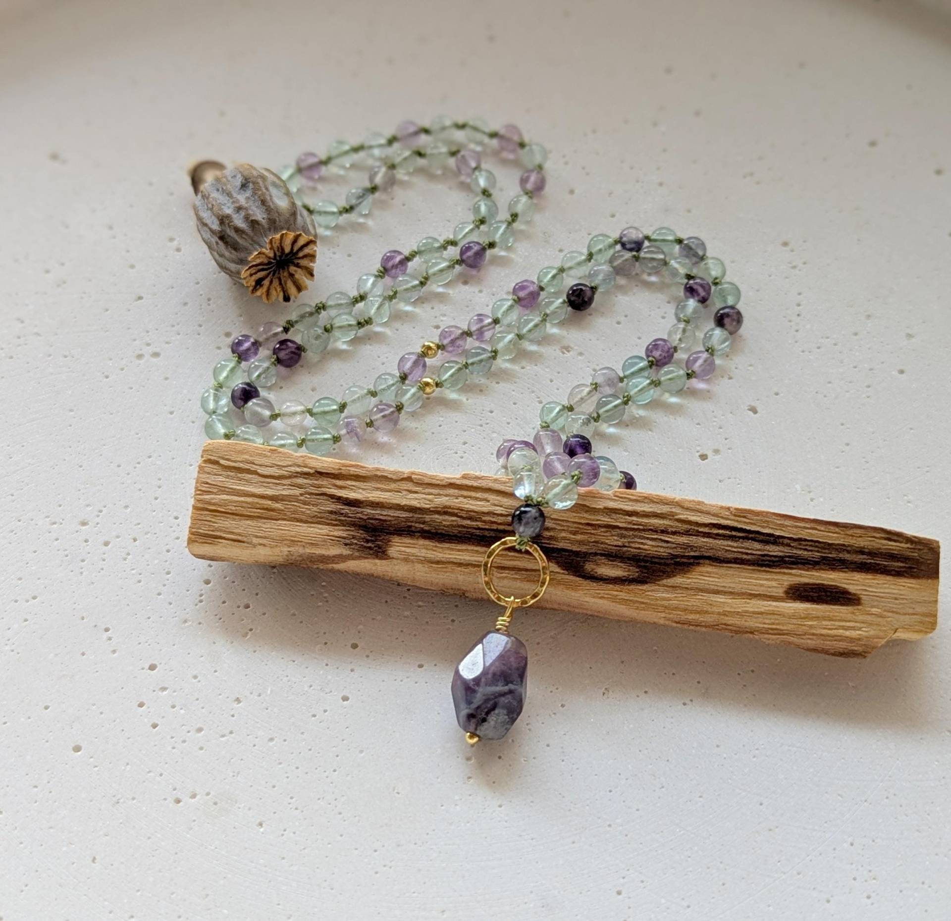 Mala Fluorit Geschenk Mit Edelstein Perlen, Anhänger Meditationskette Kurze Halskette Edelstein, Geschenkidee Für Frauen von LichtmomentbyAna