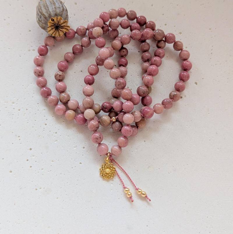 Mala Rhodonit Meditation Kette Mit Anhänger Gold, Edelsteinkette Aus Rosa Edelsteinen, Affirmation Heilstein Kette, Geschenkidee Für Frauen von LichtmomentbyAna