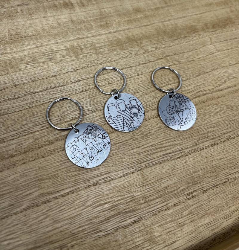 Personalisierter Schlüsselanhänger Mit Gravur - Line Art Aus Foto Edelstahl Rund Geschenk Für Papa, Mama, Partner Custom Keychain Port Personalisierter Schlüsselanhänger Mit Gravur - Line Art Aus Foto Edelstahl Rund Geschenk Für Papa, Mama, Partner Custom Keychain Port von Lichtwind