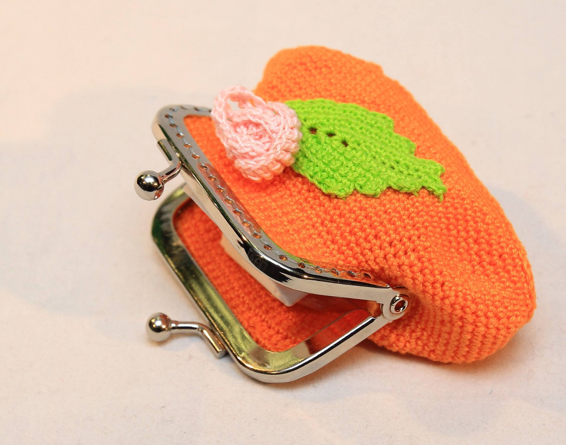 Gehäkelte Münzen Geldbörse Mit Kleiner Blume Appligue Stricken Smal Verschluss Rahmen Accessoires Floral Einzigartiges Geschenk von LidiasKnits