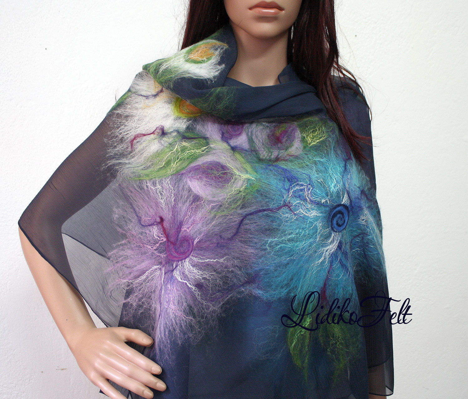 Nuno Gefilzte Seide Schal Wrap Blau Türkis Lavendel Sommer Blumen Nuno Gefilzte Seide Schal Wrap Blau Türkis Lavendel Sommer Blumen von LidikoFelt