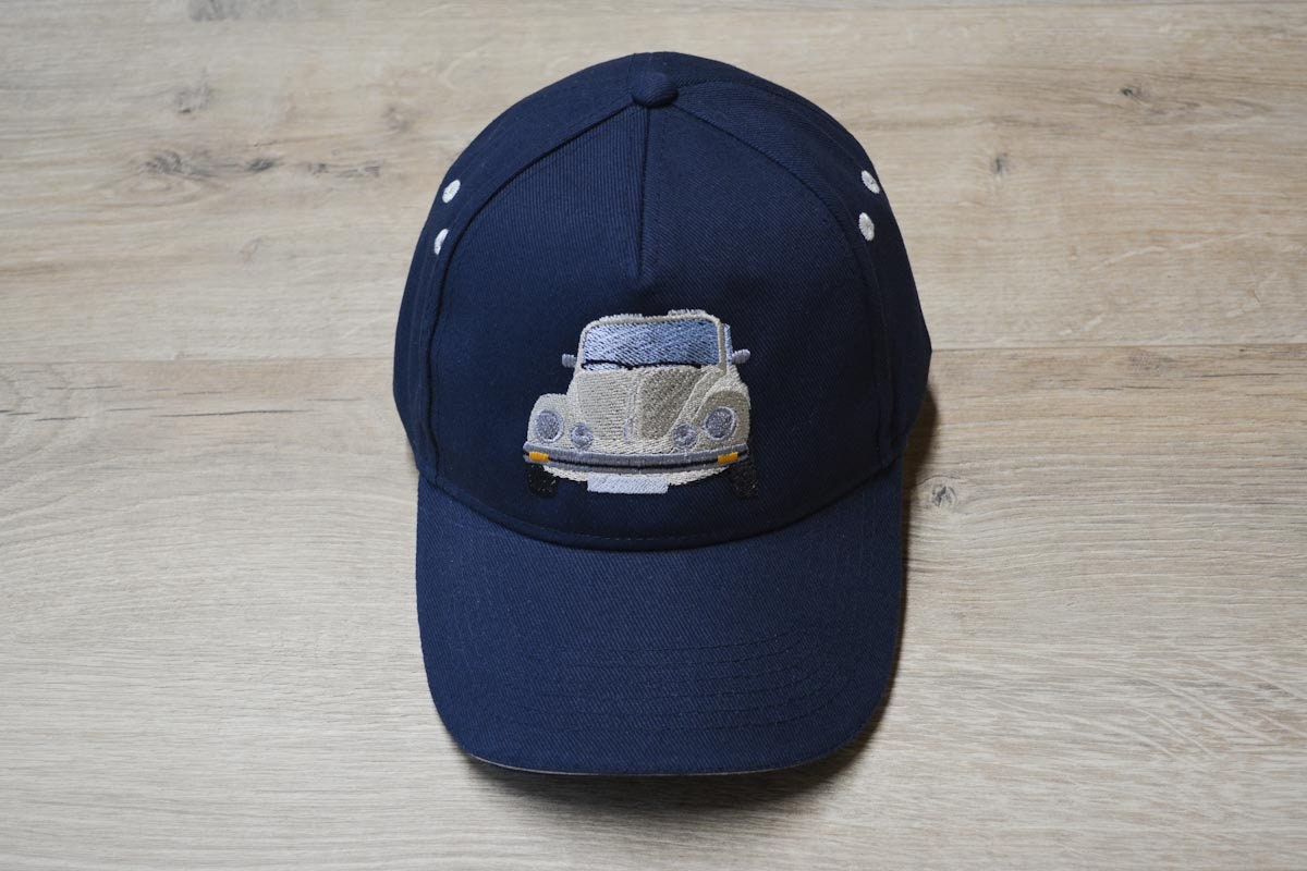 Base Cap "Käfer 1303 Cabriolet Kansasbeige" Bestickt Base Cap "Käfer 1303 Cabriolet Kansasbeige" Bestickt von LiebeLachenLeben