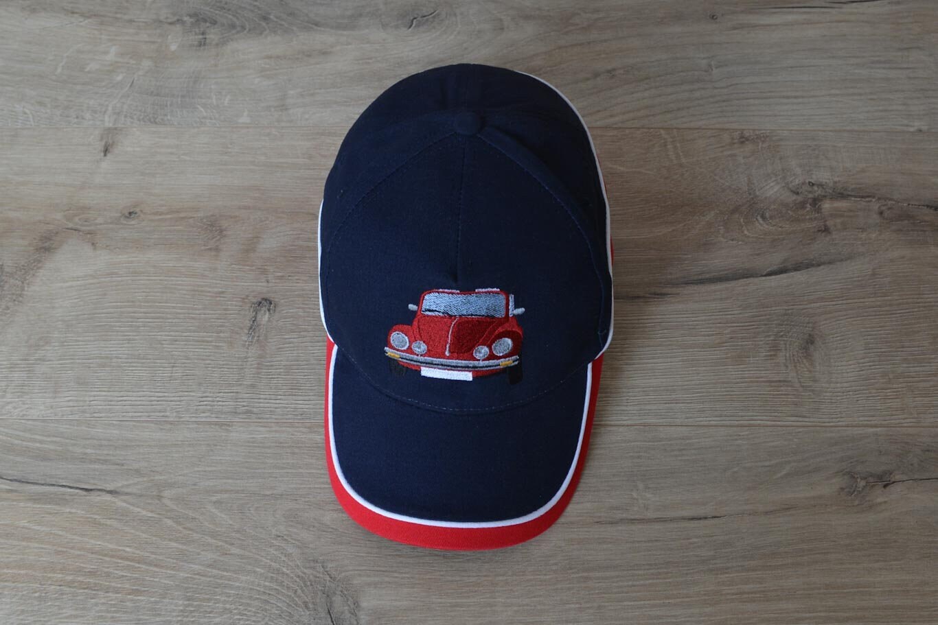 Base Cap Team "Käfer 1303 Cabriolet Königsrot" Bestickt Base Cap Team "Käfer 1303 Cabriolet Königsrot" Bestickt von LiebeLachenLeben