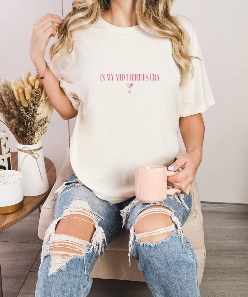 Lustiges Shirt Für Frauen Ab 30 - in My Mid Thirties Era T-Shirt Witziges Geschenk Zum 35. Geburtstag Statement Frau von LiebeUndAnlass