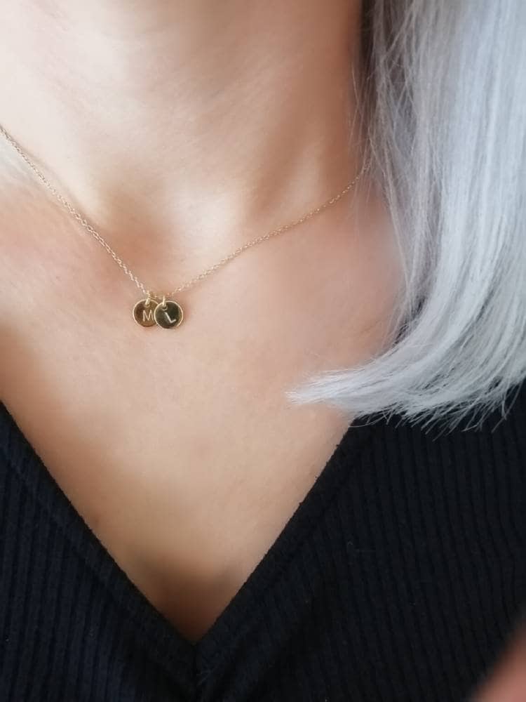 Buchstaben Halskette, Zarte Initialen Kette, Gold Und Silber, Layering Initial Charms, Customized, Erste Mama Gift Her von Liebeliin