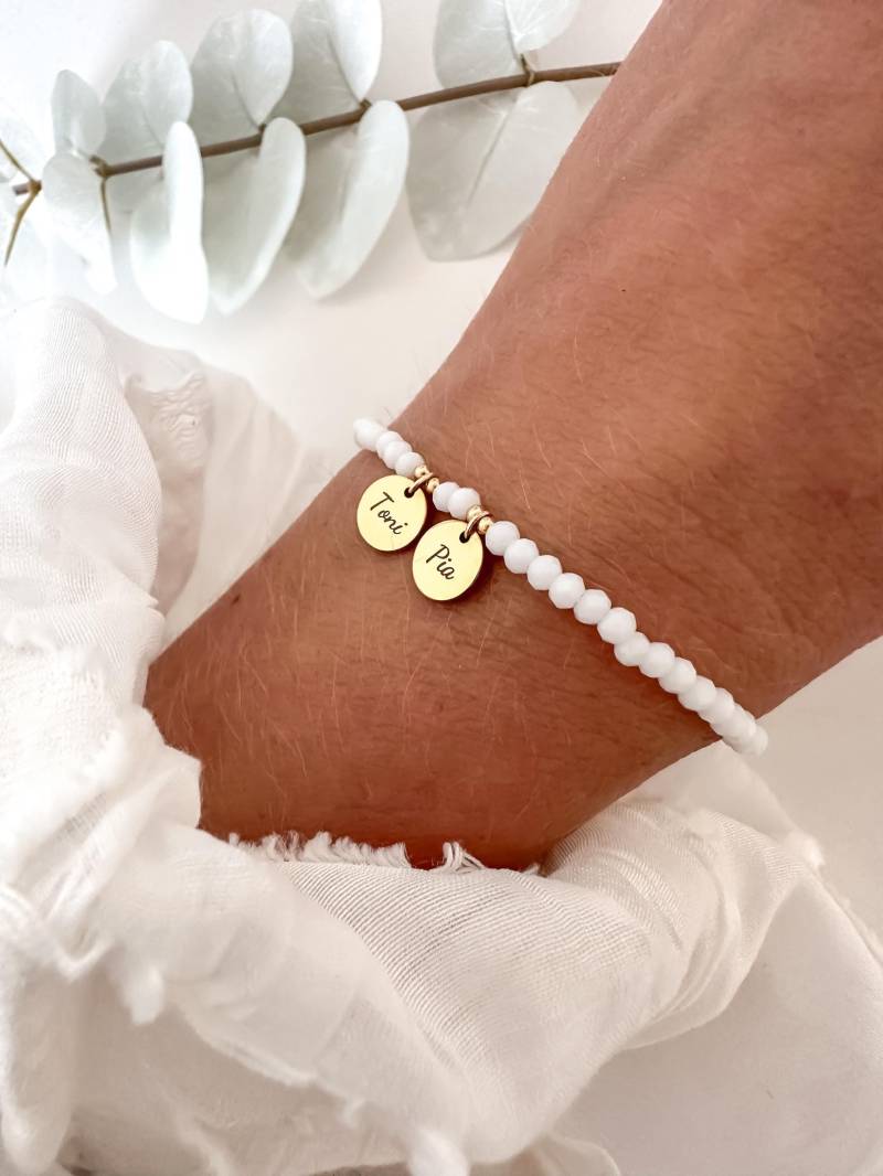 Personalisiertes Kristall Armband, Kleine Edelstahl Anhänger Mit Individueller Gravur Auf Einem Zarten Band Glaskristallen, Top Geschenk von Liebeliin