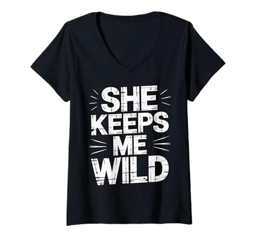 Damen She Keeps Me Wild Romantic Partner Husband Boyfriend - T-Shirt mit V-Ausschnitt Damen She Keeps Me Wild Romantic Partner Husband Boyfriend - T-Shirt mit V-Ausschnitt von Liebesabenteuer Freund Ehemann