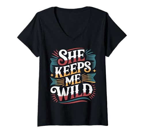 Damen She Keeps Me Wild Romantischer Partner Ehemann Freund |- T-Shirt mit V-Ausschnitt Damen She Keeps Me Wild Romantischer Partner Ehemann Freund |- T-Shirt mit V-Ausschnitt von Liebesabenteuer Freund Ehemann