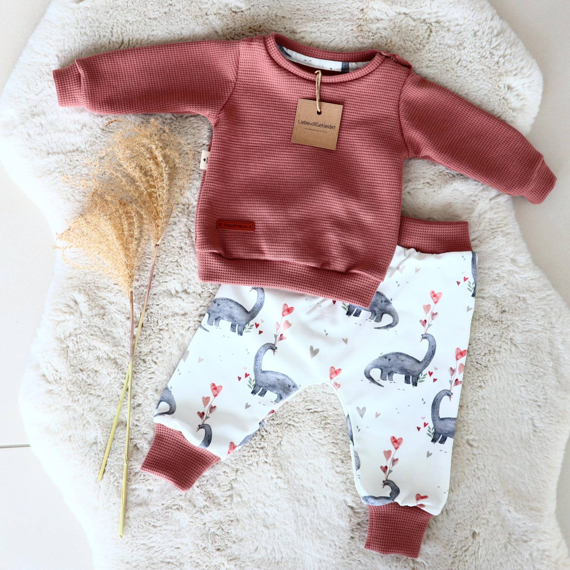 Set Babyhose Pullover Sweater Gr 62 Neugeborenes Hose Rosa Dinosaurier Grau Herzen Waffeljersey Mädchen Geburt Geschenk von LiebevollGekleidet