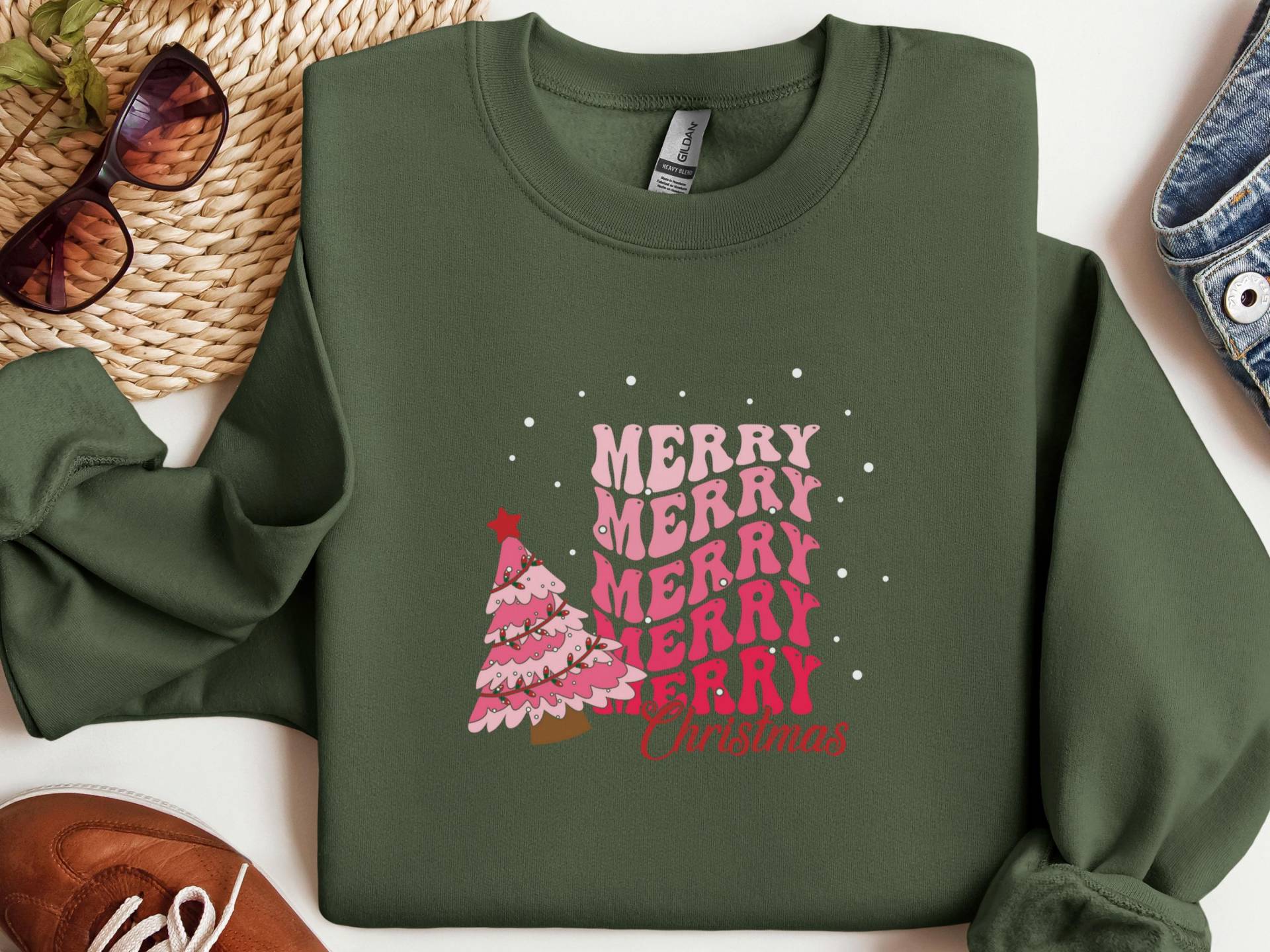 Merry Christmas Sweatshirt, Festlicher Weihnachtspullover, Retro Weihnachtsbaum Pulli, Weihnachtsparty Outfit, Winter Mode Geschenkidee von LiebevollGeschenkeDE