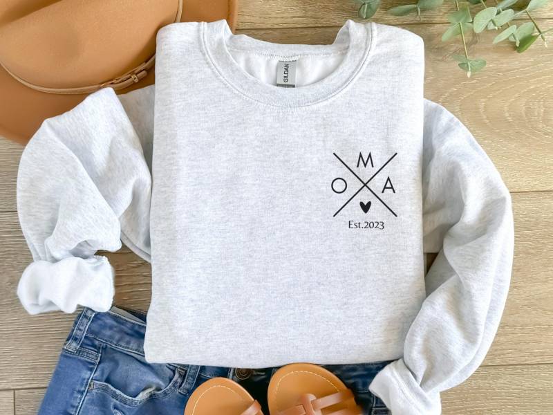 Oma Est. Sweatshirt, 2023 Personalisiertes Geschenk, Bestes Geburtstag Geschenkidee, Mode Sweatshirt von LiebevollGeschenkeDE