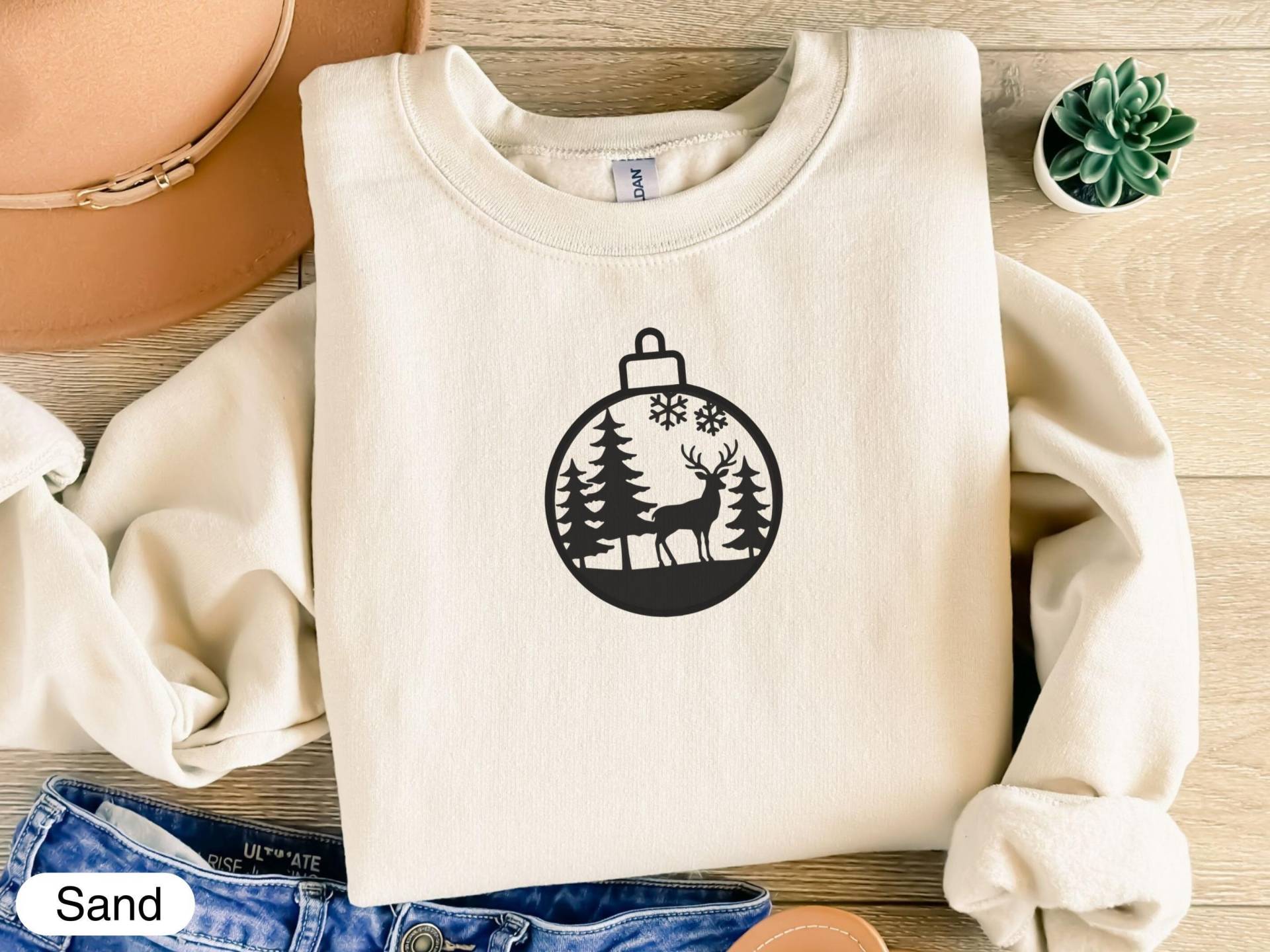 Weihnachtsbaumkugel Sweatshirt, Hirsch Winter Landschaft Pullover, Festliche Kleidung, Damen Herren Weihnachts Sweatshirt von LiebevollGeschenkeDE