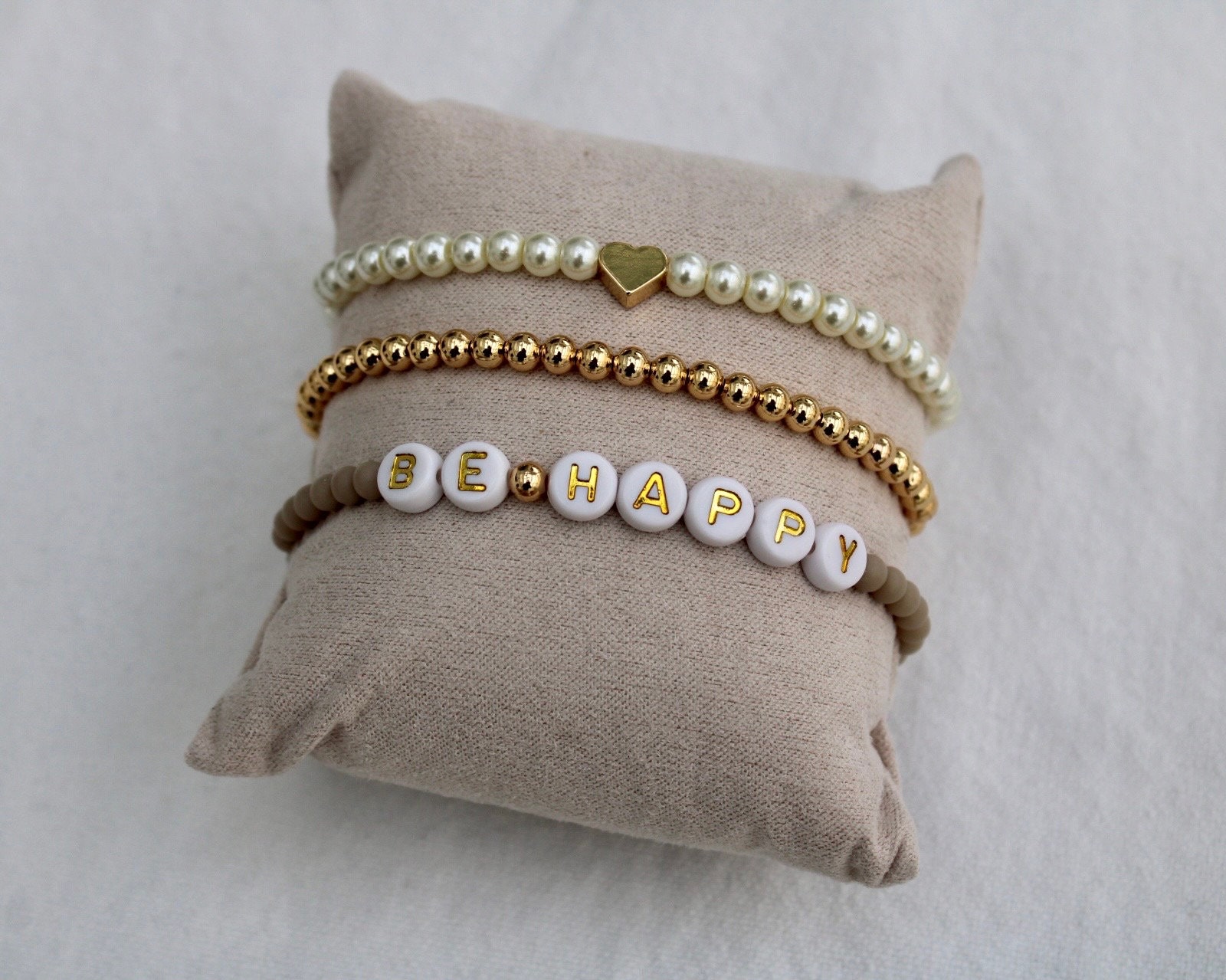 Perlenarmband Set „Be Happy" Mit Schmuckbeutel in Samt von Lieblichbaendchen