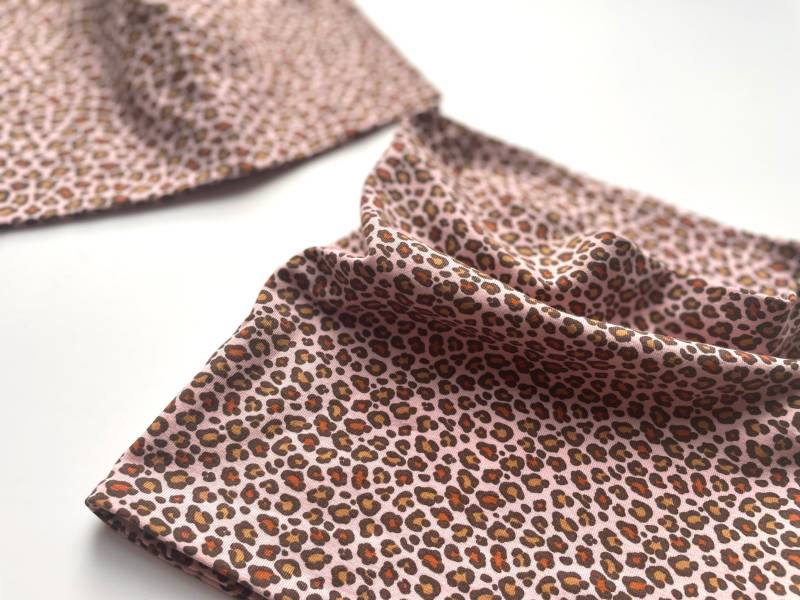 Bio Beanie Loop Leo Rosa Beige Set Mütze Schal Leoprint Organic Cotton von LieblichkeitenManufa
